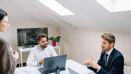 Photo de personnes dans un bureau
